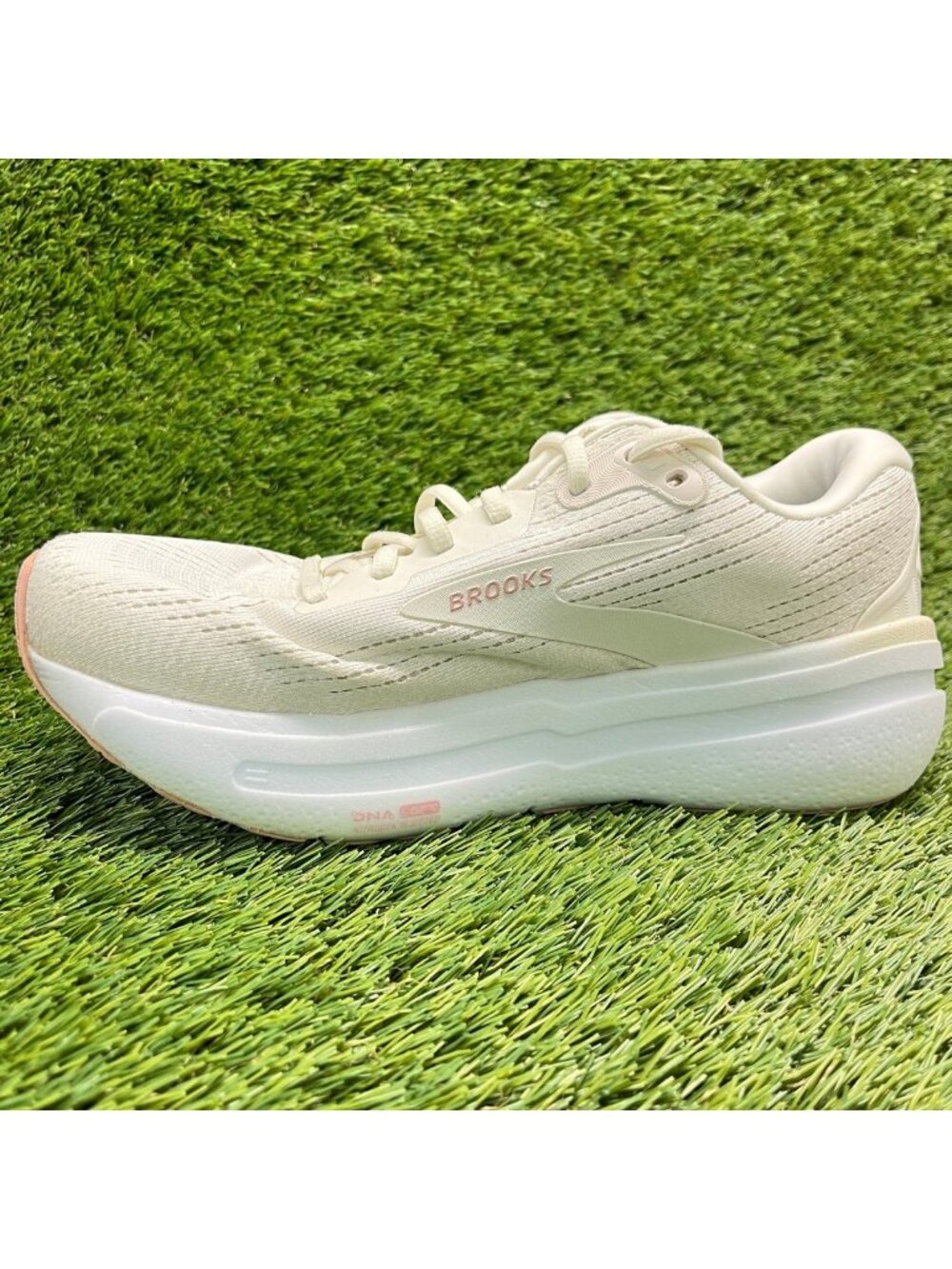 Brooks Ghost Max 2 Womens Size 8.5 Ivory White Athletic Running Shoes Sneakers - Picture 2 of 10